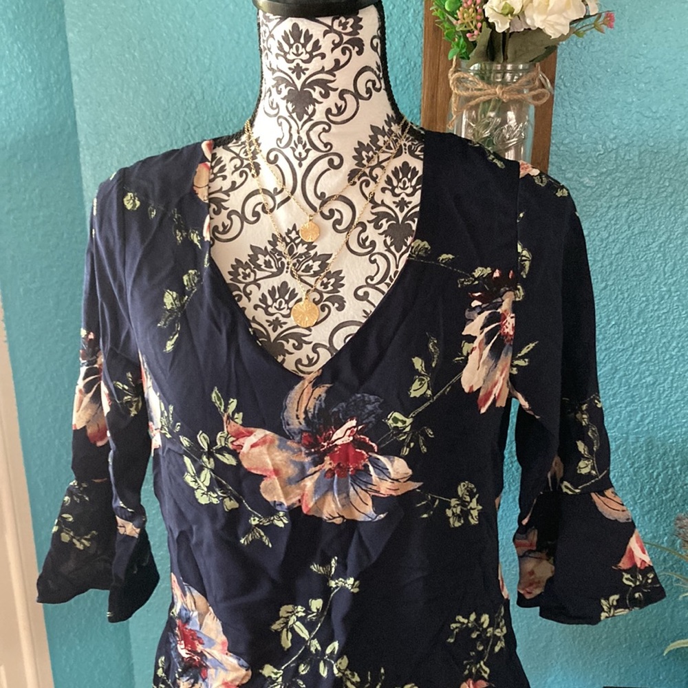 MUST BUNDLE: Bon Ami | Women’s Floral Bell Sleeve V-Neck Blouse - Picture 2 of 6